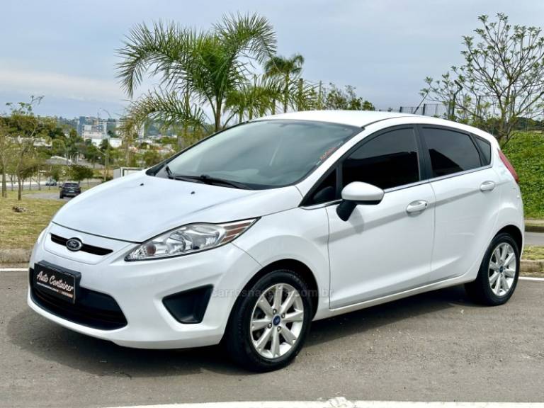 FORD - FIESTA - 2012/2013 - Branca - R$ 39.000,00