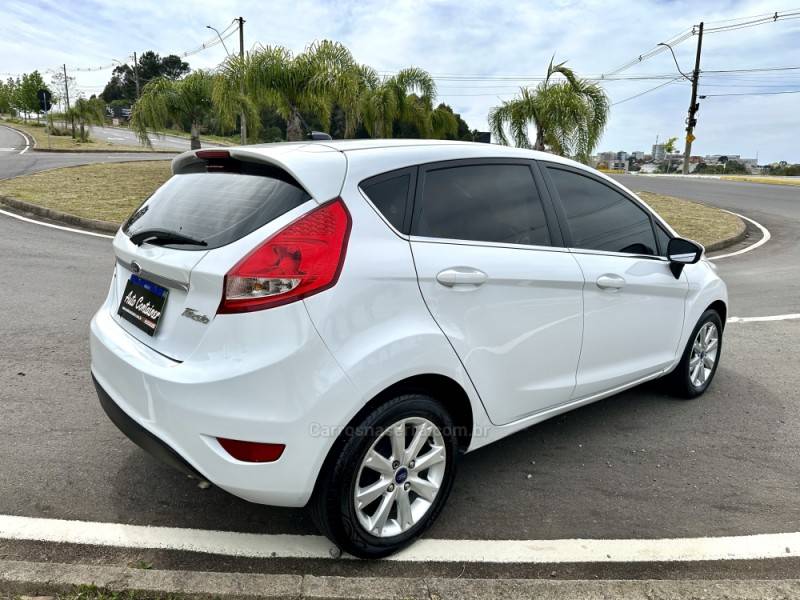 FORD - FIESTA - 2012/2013 - Branca - R$ 39.000,00
